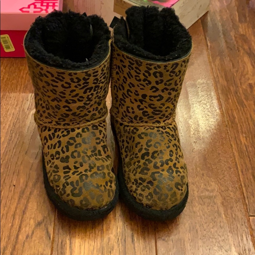 Girls cheetah Uggs